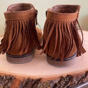 Children’s place brown boots size 6